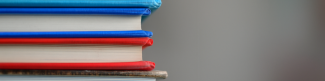 fond gris avec une pile de livre colorée sur le côté gauche